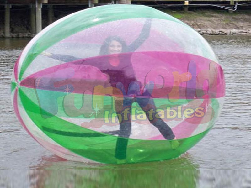 Menschliches Hamsterball-Wasseraqua Zorbing auf gehendem Ball des Wassers für Förderung